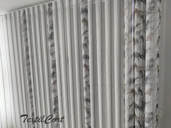 Cortina Duomo blanca con detalle de estampado