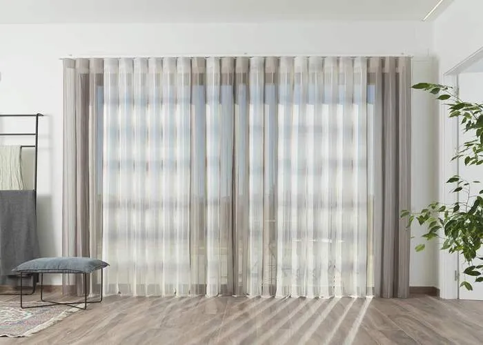 Cortina Duomo blanca con beige