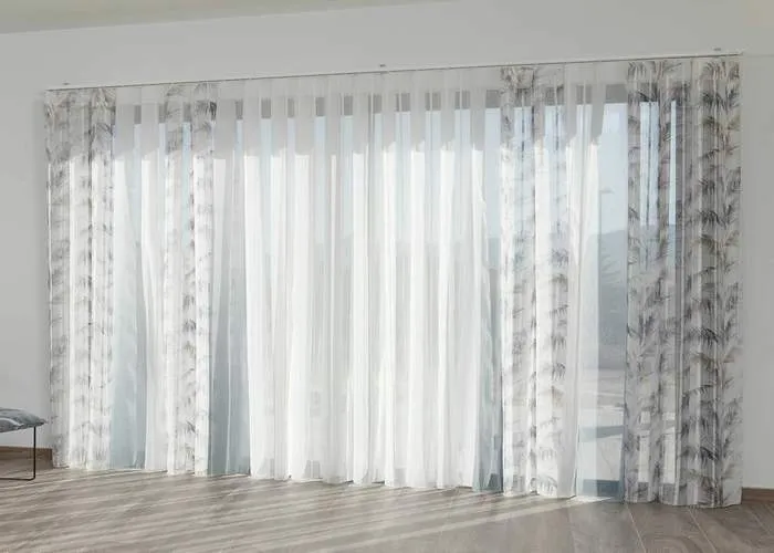 Cortina Duomo blanca con estampado floral