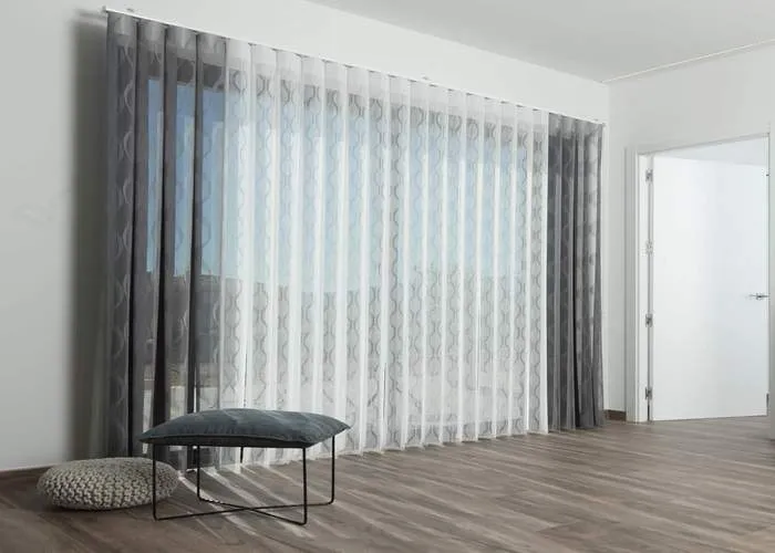 Cortina Duomo de lamas estampadas gris y blanco
