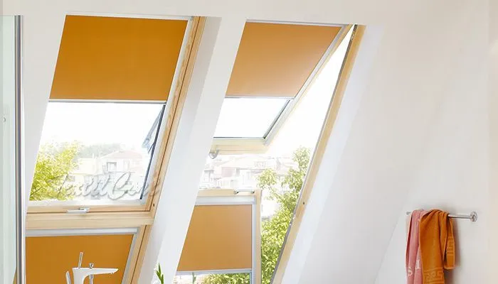 Foto de estores Enrollables opacos naranjas.