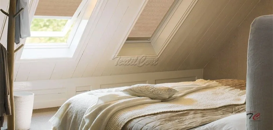 Foto de estores Black Out enrollable de textura natural.