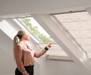 Foto de estores plegables Areo traslúcido para ventana inclinada beige