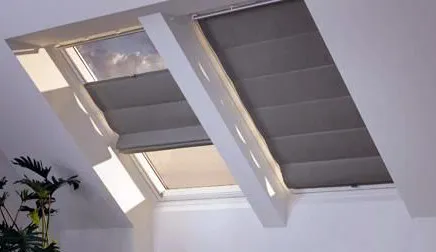 Foto de estores plegables Areo para ventana inclinada opacos color neutro