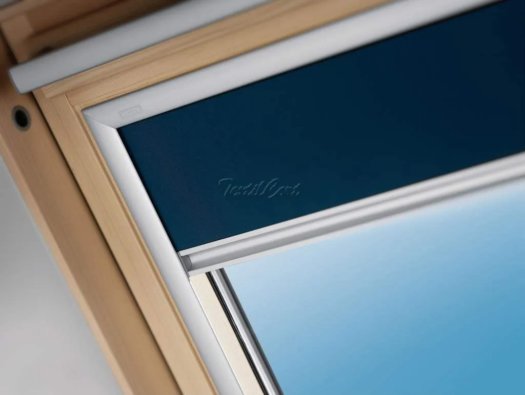 Foto de estor Enrollable Black Out color liso.