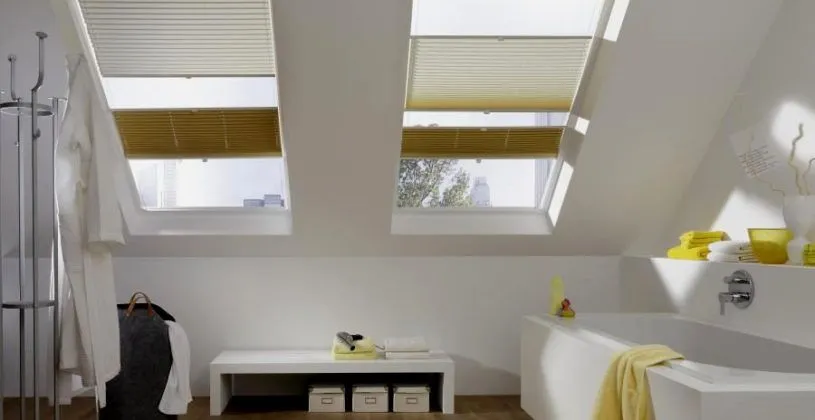 Foto de estores dobles noche y dia de colores ocres para ventanas inclinadas