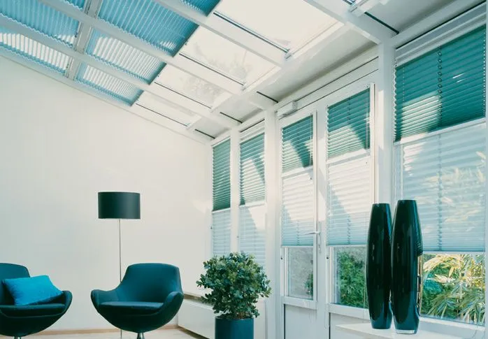 Foto de estores dobles noche y dia de colores azules para ventanas inclinadas