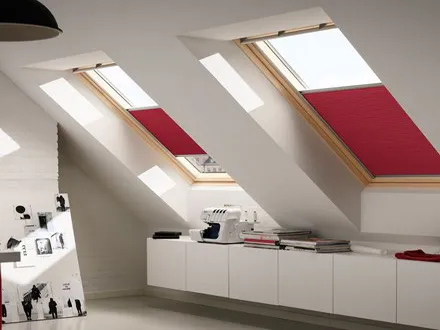 Foto de estores o cortinas plisadas opacas rojas para ventanas inclinadas