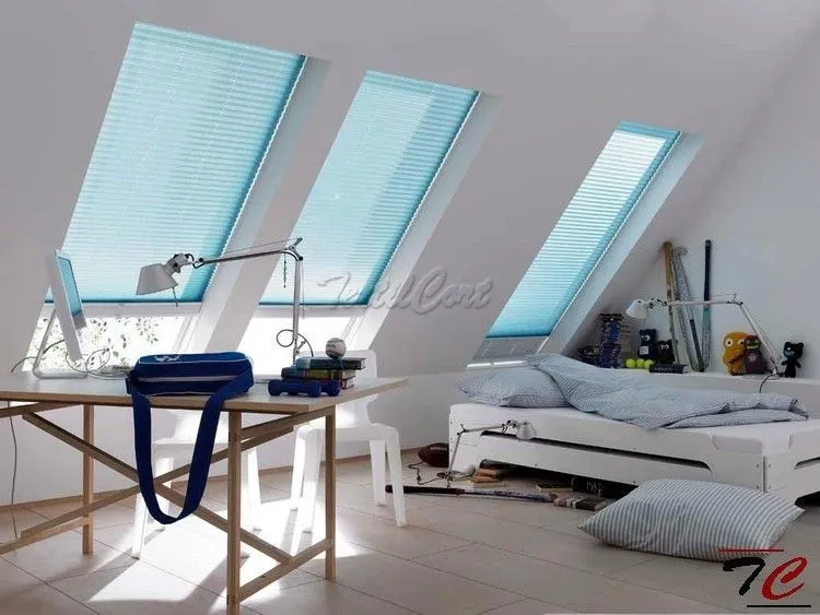 Foto de estores o cortinas plisadas traslúcidas azules para ventanas inclinadas