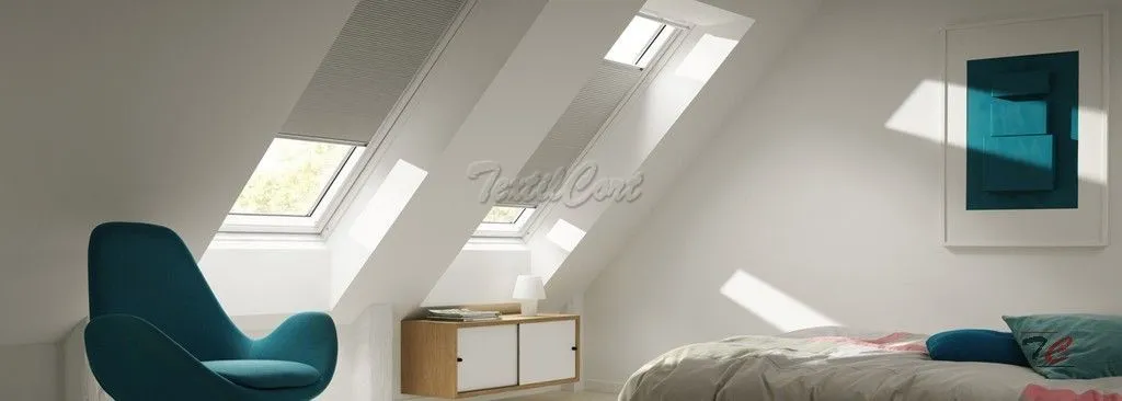 Foto de estores o cortinas plisadas opacas grises para ventanas inclinadas