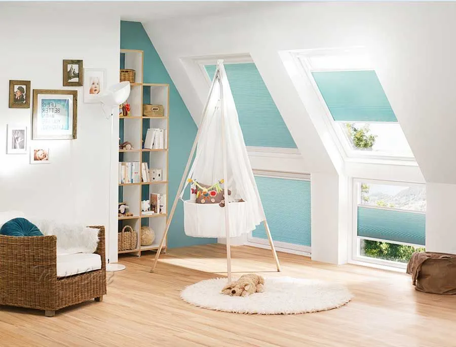 Foto de estores o cortinas plisadas opacas azules para ventanas inclinadas