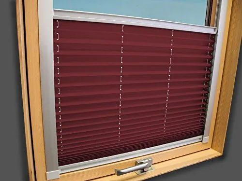 Foto de estor o cortina plisada opaca granate para ventanas inclinadas