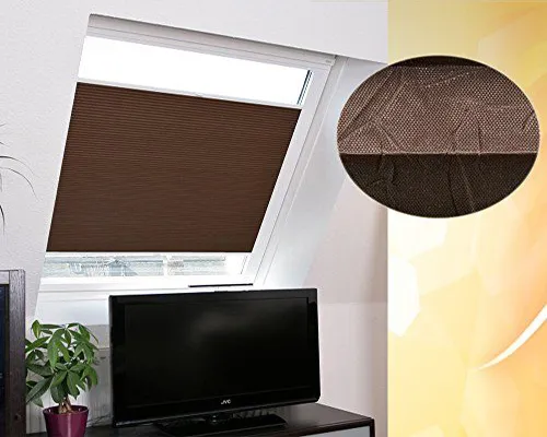 Foto de estor o cortina plisada opaca marrón para ventanas inclinadas