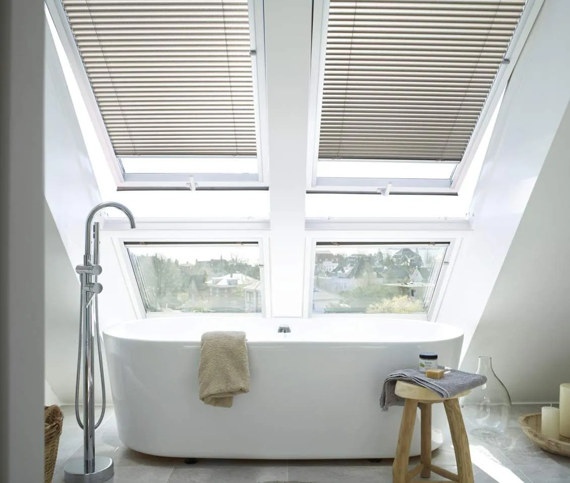 Foto de cortina veneciana empotrada guiada para ventanas inclinadas beige