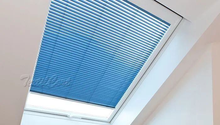 Foto de cortina veneciana empotrada guiada para ventanas inclinadas azul