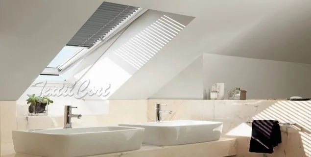 Foto de cortina veneciana empotrada guiada para ventanas inclinadas gris