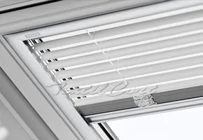 Detalle de cortina veneciana empotrada guiada para ventanas inclinadas