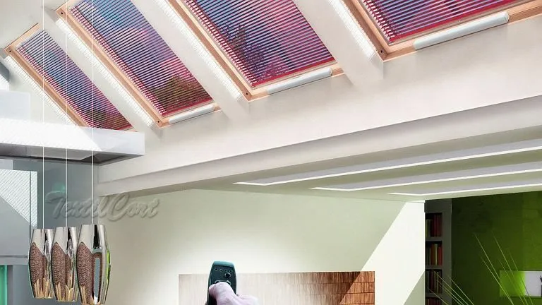 Foto de cortina veneciana empotrada guiada para ventanas inclinadas color fresa