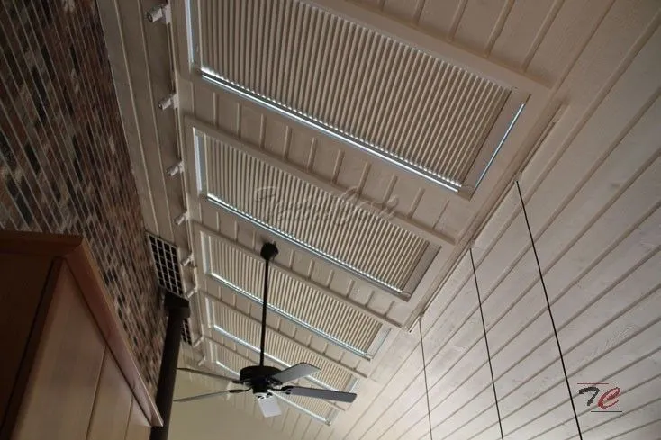 Foto de cortina veneciana empotrada guiada para ventanas inclinadas natural