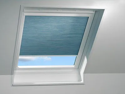 Foto de cortina veneciana empotrada guiada para ventanas inclinadas azul