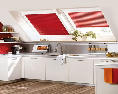 Foto de cortina veneciana empotrada guiada para ventanas inclinadas roja