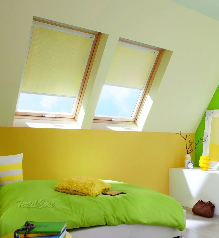 Foto de estores Enrollable opaco amarillos.