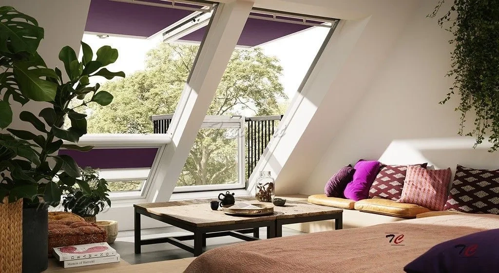 Foto de estores Black Out enrollable color morado.