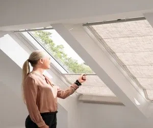 Foto de estores plegables Areo traslúcido para ventana inclinada beige