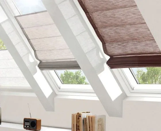 Foto de estores plegables Areo para ventana inclinada colores naturales