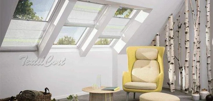 Foto de estores plegables Areo para ventana inclinada traslúcidos blancos