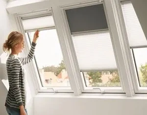 Foto de estores dobles noche y día de colores neutros para ventanas inclinadas