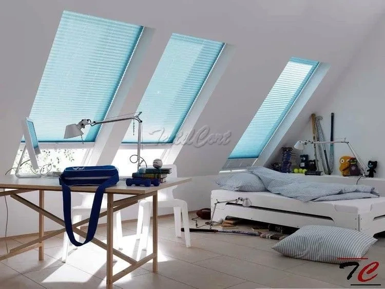 Foto de estores o cortinas plisadas traslúcidas azules para ventanas inclinadas