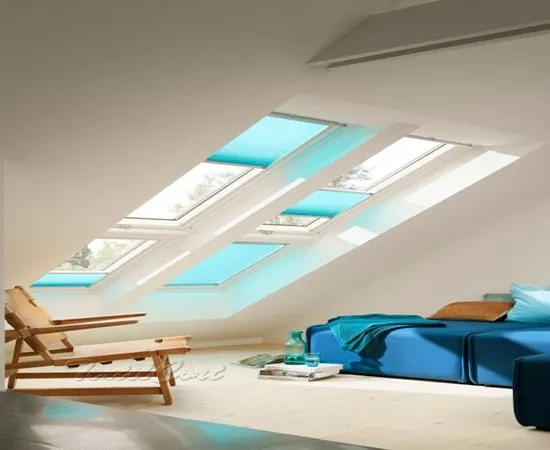 Foto de estores o cortinas traslúcidas azules para ventanas inclinadas