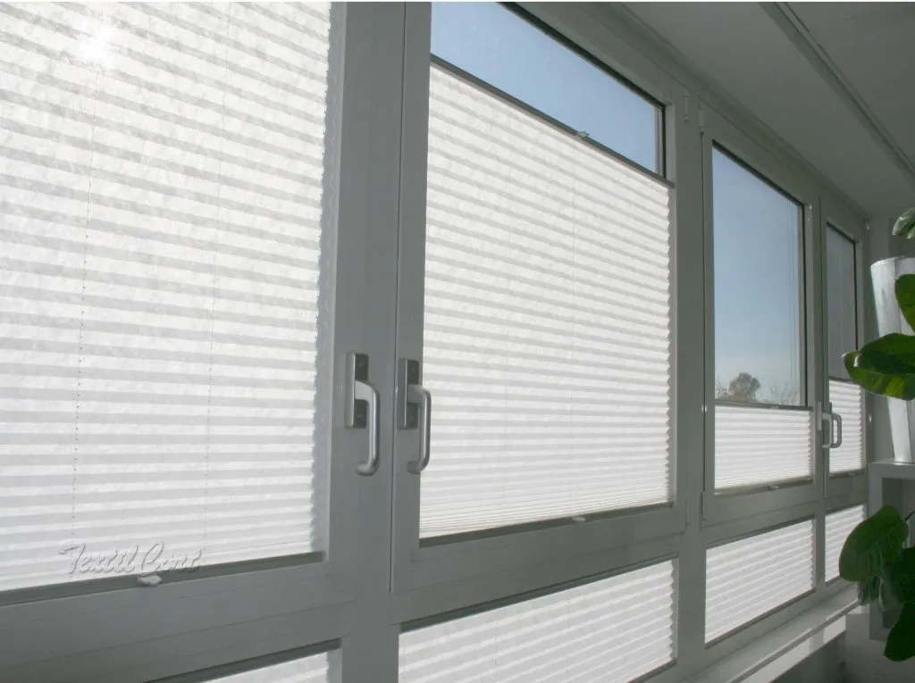 Foto de estores o cortinas plisadas traslúcidas blancas para ventanas inclinadas