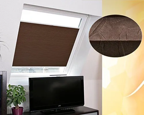 Foto de estor o cortina plisada opaca marrón para ventanas inclinadas