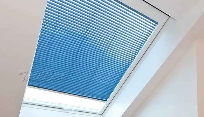 Foto de cortina veneciana empotrada guiada para ventanas inclinadas azul