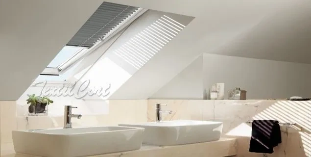 Foto de cortina veneciana empotrada guiada para ventanas inclinadas gris