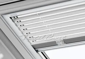 Detalle de cortina veneciana empotrada guiada para ventanas inclinadas