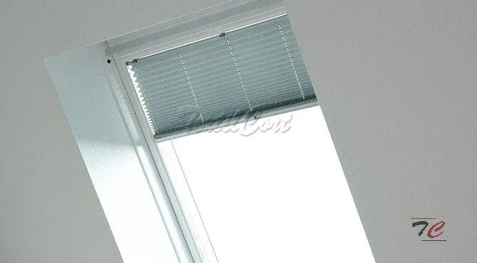 Foto de cortina veneciana empotrada guiada para ventanas inclinadas azulada