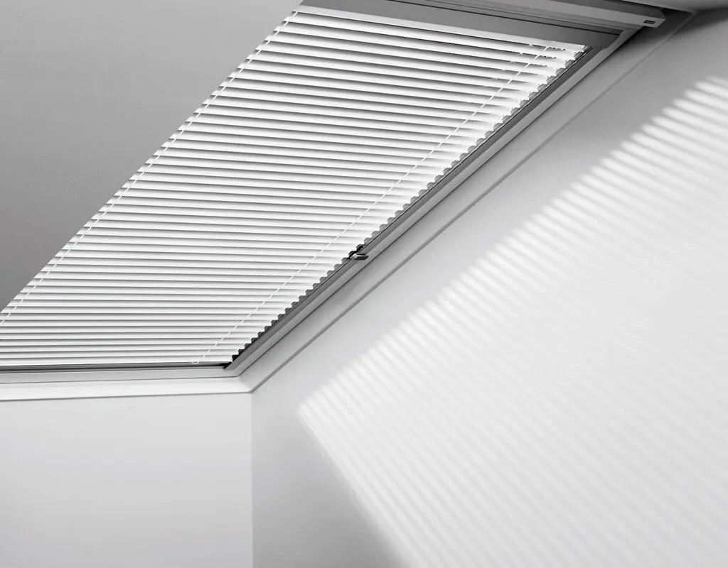Foto de cortina veneciana empotrada guiada para ventanas inclinadas blanca