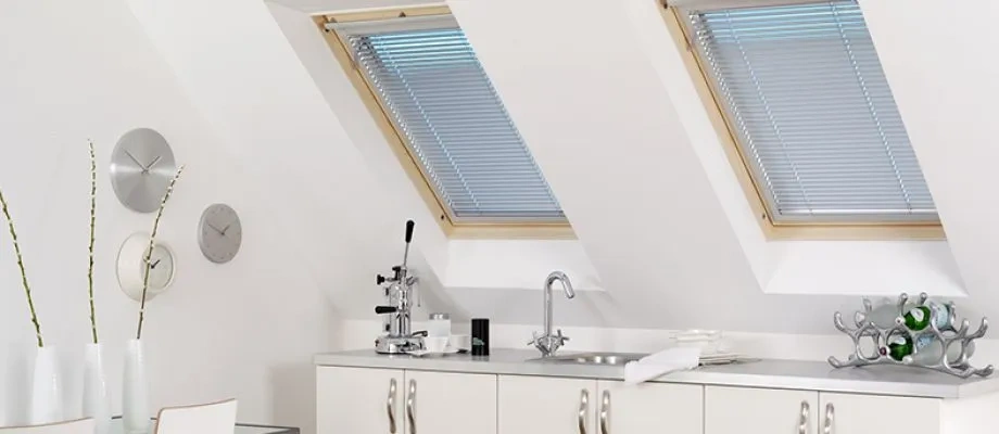 Foto de cortina veneciana empotrada guiada para ventanas inclinadas azul