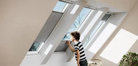 Foto de cortina veneciana empotrada guiada para ventanas inclinadas gris