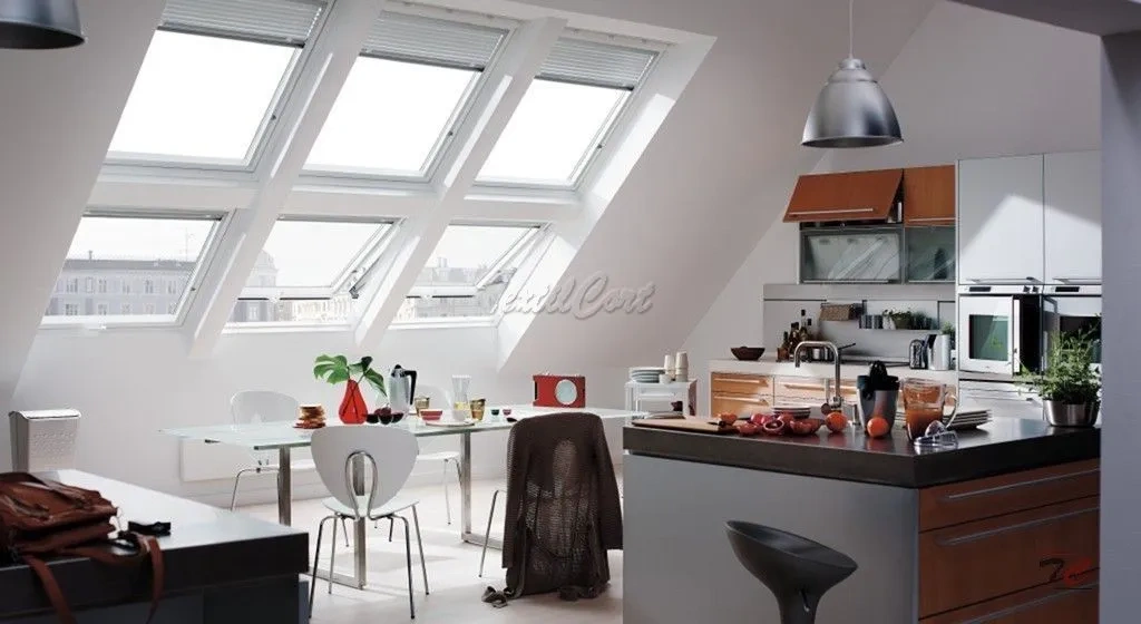 Foto de cortina veneciana empotrada guiada para ventanas inclinadas blanca