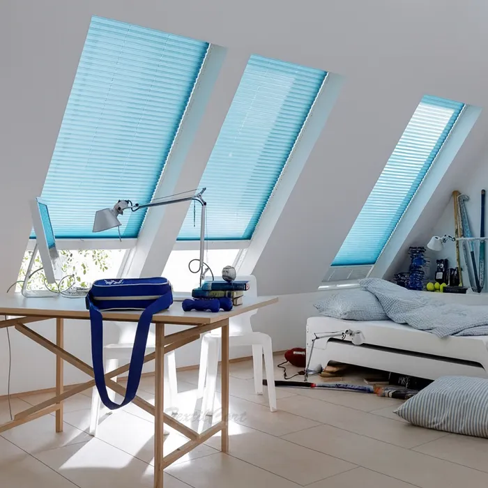 Foto estor cortina plisada para ventana inclinada translúcida azul