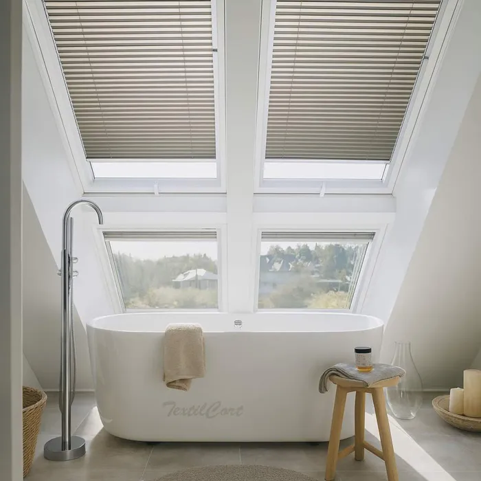 Foto cortina veneciana para ventana inclinada beige