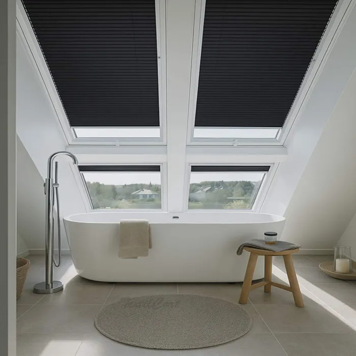 Foto cortina veneciana para ventana inclinada gris