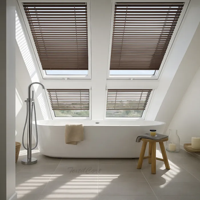 Foto cortina veneciana para ventana inclinada marrón abierta