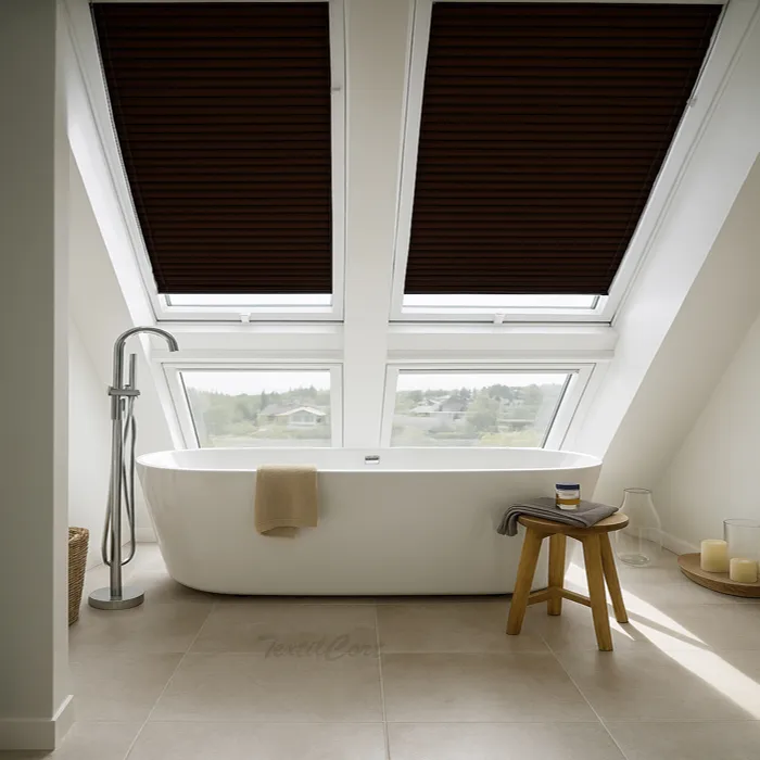 Foto cortina veneciana para ventana inclinada marrón