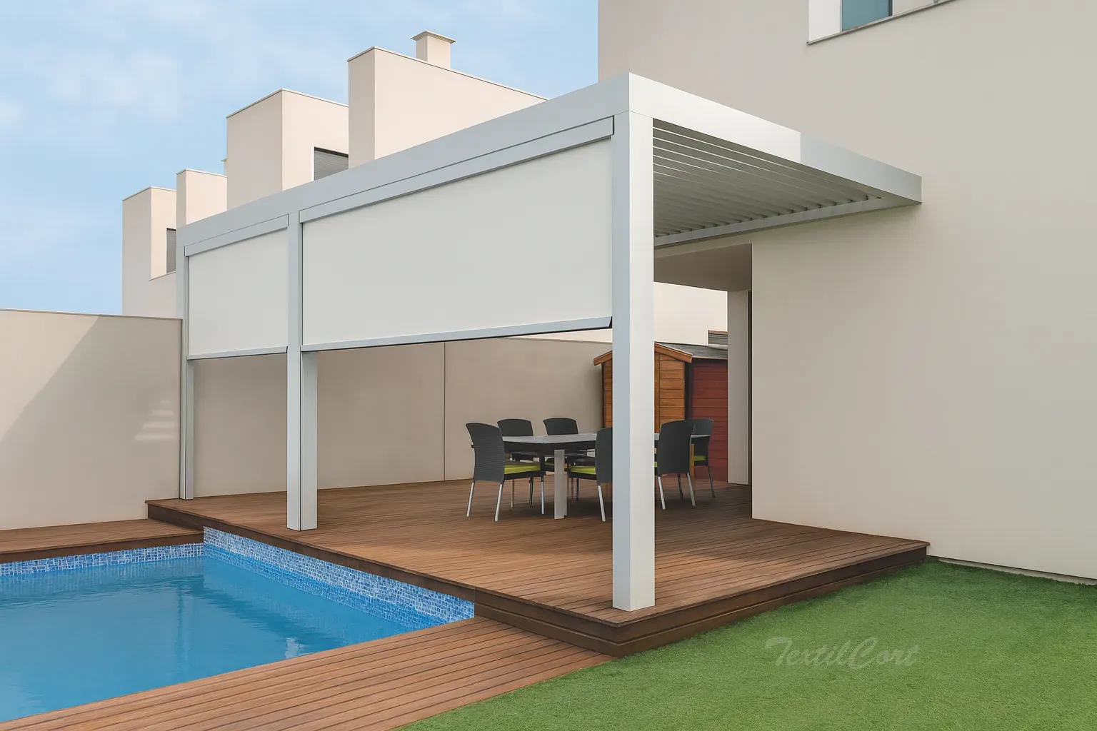 Estor enrollable exterior Wind Screen blancos separando piscina y zona de descanso