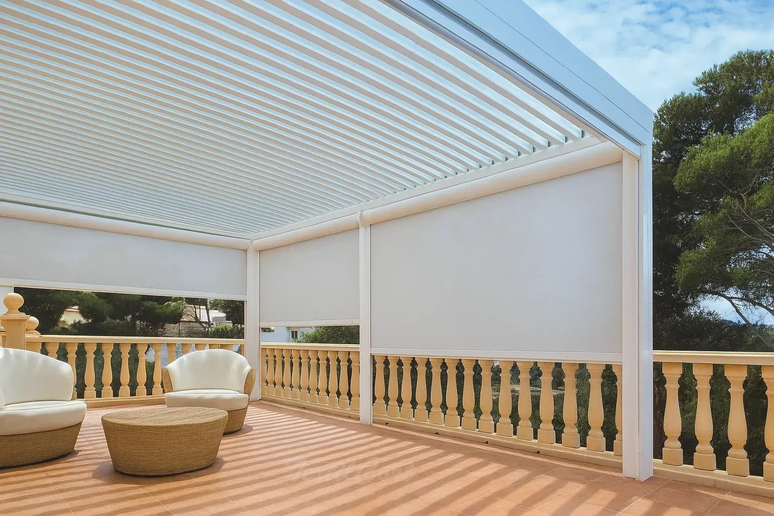 Estor enrollable exterior Wind Screen blancos cubriendo laterales de pérgola